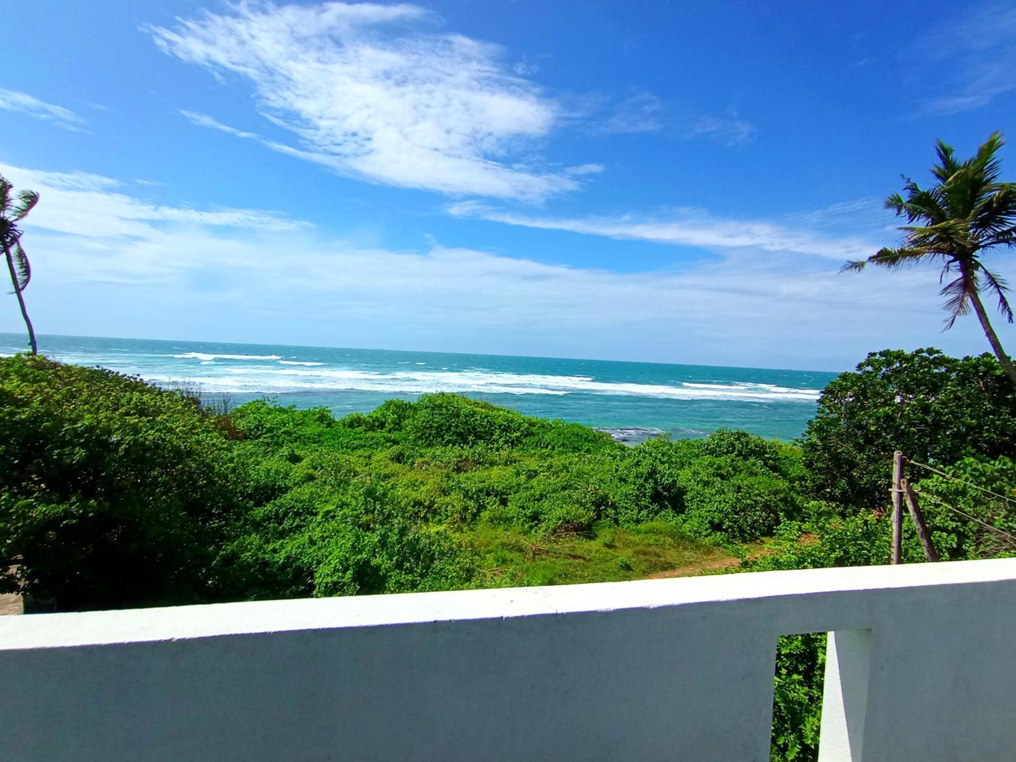 Hotel Blue Waves Ocean Mirissa Exterior foto