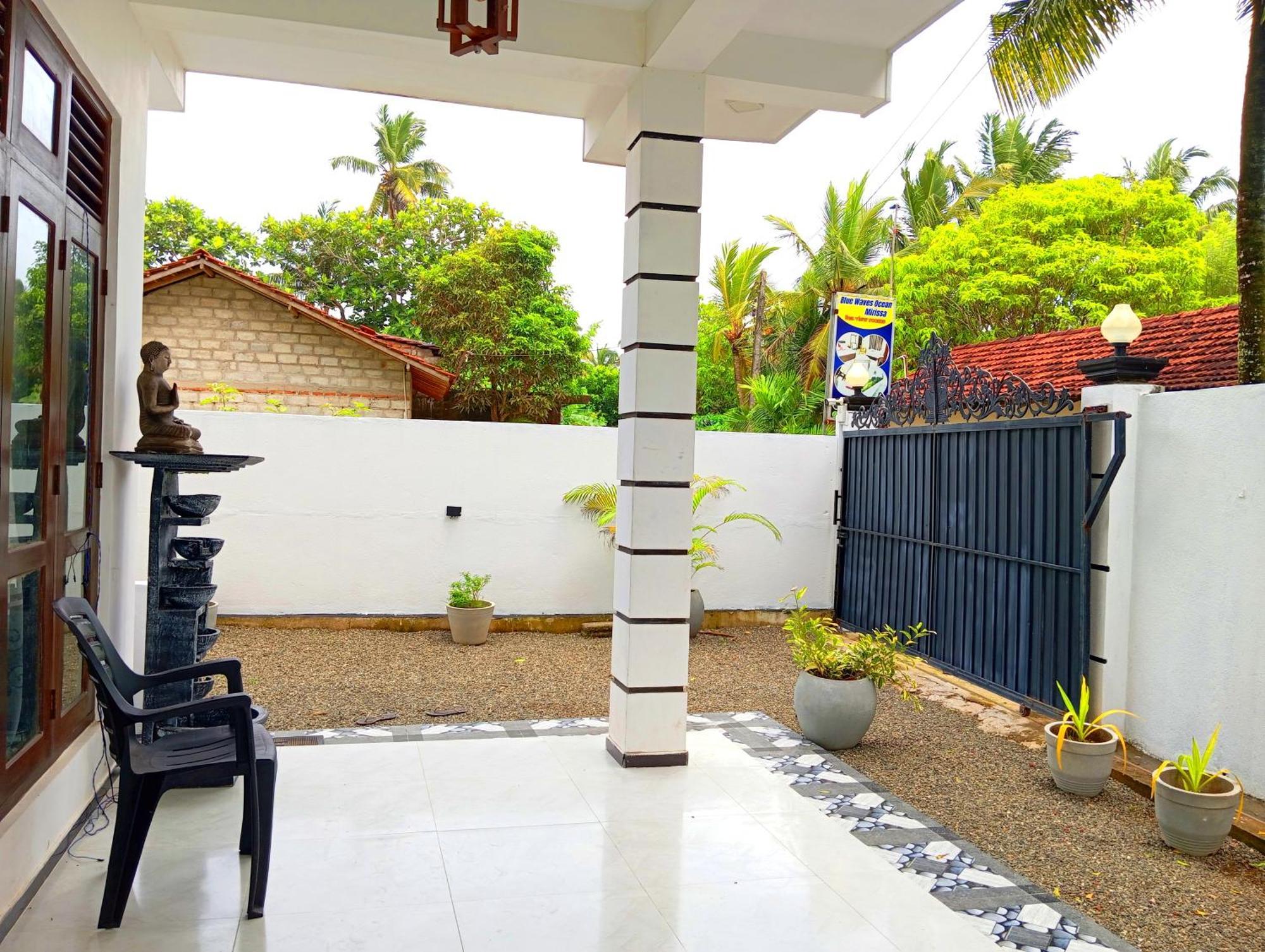 Hotel Blue Waves Ocean Mirissa Exterior foto